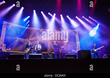 Remenham, Henley-on-Thames, Oxfordshire, Vereinigtes Königreich. 18. August 2013. Sänger MARTIN FRY (Mitte) und der englische new-Wave-Band ABC auf der Bühne Höchstleistungen die 2013 "REWIND - die 80er Jahre-Festival" statt 16-17. / 18. August 2013. Foto © 2013 John Henshall/Alamy Live-Nachrichten. PER0379 Stockfoto