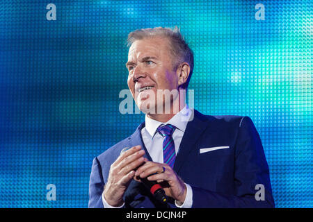 Remenham, Henley-on-Thames, Oxfordshire, Vereinigtes Königreich. 18. August 2013. Sänger MARTIN FRY der englischen new Wave Band ABC führt auf der Bühne auf die 2013 "REWIND - die 80er Jahre-Festival" statt 16-17. / 18. August 2013. Foto © 2013 John Henshall/Alamy Live-Nachrichten. PER0380 Stockfoto