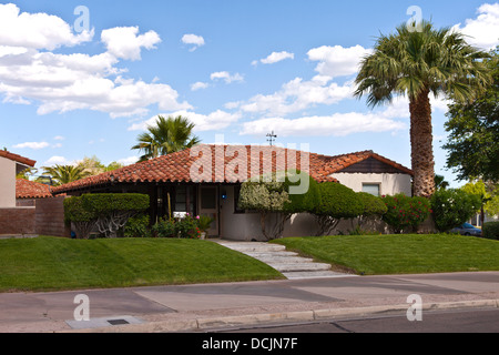 Ziegeldach und Palmen Bäume eine Nachbarschaft in Boulder City, Nevada. Stockfoto