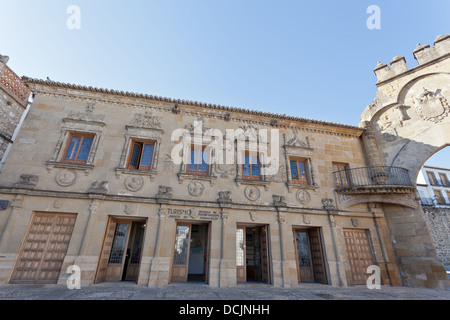Audiencia Civil y Escribanías Públicas, BAEZA, PLAZA DE LOS LEONES, PLAZA DEL POPULO, RENACIMIENTO S XVI, Arco de Villalar Stockfoto