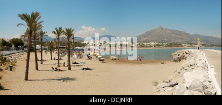 Strand von Puerto Banus in Marbella mit Berg La Concha im Hintergrund an der Costa Del Sol, Spanien. Stockfoto