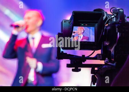 Remenham, Henley-on-Thames, Oxfordshire, Vereinigtes Königreich. 18. August 2013. Sänger MARTIN FRY der englischen new Wave Band ABC führt für die Vintage Fernsehkamera auf der Bühne auf die 2013 "REWIND - die 80er Jahre-Festival" statt 16-17. / 18. August 2013. Foto © 2013 John Henshall/Alamy Live-Nachrichten. PER0381 Stockfoto