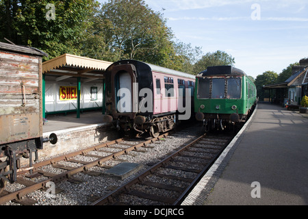 Eine rostige Wetter beschädigt Wagen unter Restaurierung bei neuen Somerset und Dorset Gleis, Midsomer Norton Station Stockfoto