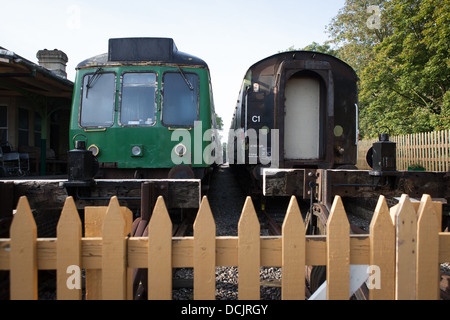 Eine rostige Wetter beschädigt Wagen unter Restaurierung bei neuen Somerset und Dorset Gleis, Midsomer Norton Station Stockfoto