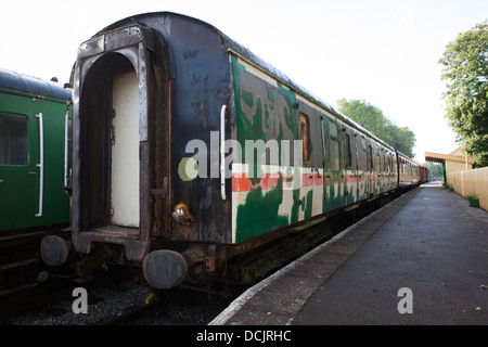 Eine rostige Wetter beschädigt Beförderung unter Restaurierung bei neuen Somerset und Dorset Gleis, Midsomer Norton Station Stockfoto