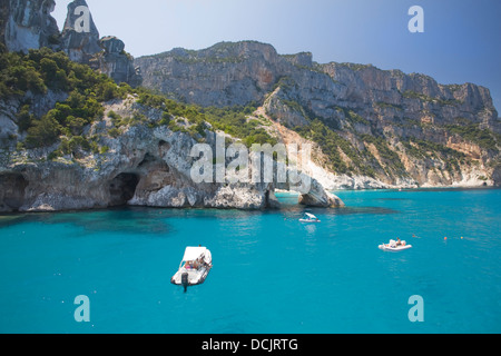 Boote auf dem kristallklaren Wasser des Golfo di Orosei, Sardinien, Italien Stockfoto