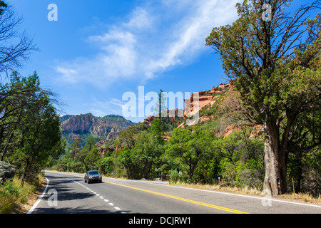 Auto auf der U.S.-89A durch den Oak Creek Canyon zwischen Flagstaff und Sedona Red Rock Country, Arizona, USA Stockfoto