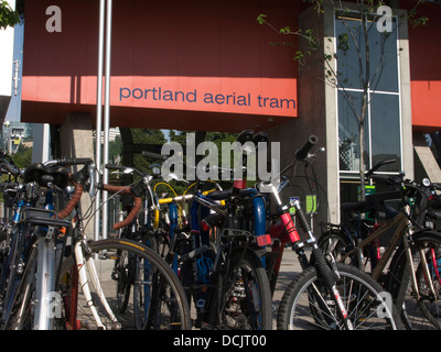 FAHRRÄDER AM EINGANG ZUR UNTERSTEN EBENE ZU STOPPEN, PORTLAND AERIAL TRAM PORTLAND OREGON USA Stockfoto