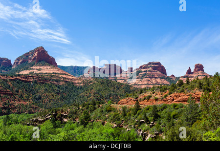 Blick vom U.S.-89A durch den Oak Creek Canyon zwischen Flagstaff und Sedona Red Rock Country, Arizona, USA Stockfoto