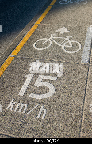 MAX. 15 KM/R TEMPOLIMIT SCHILD AM BIKE LANE VANCOUVER BRITISH COLUMBIA KANADA Stockfoto