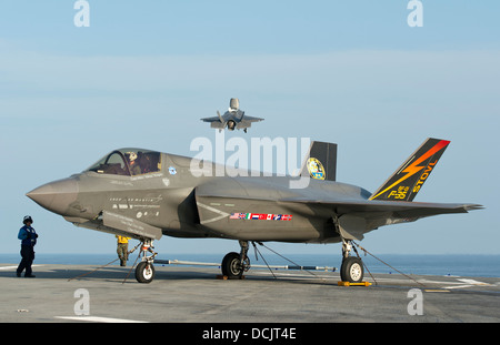 Ein Stealth-Kampfflugzeug der US Marine Corps F-35 b Lightning II startet von der amphibischen Angriff Schiff USS Wasp während der zweite auf See f-35 Entwicklungstests 12. August 2013 in den Atlantischen Ozean. Stockfoto