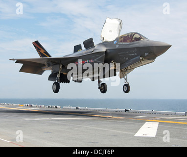 Ein Stealth-Kampfflugzeug der US Marine Corps F-35 b Lightning II startet von der amphibischen Angriff Schiff USS Wasp während der zweite auf See f-35 Entwicklungstests 14. August 2013 in den Atlantischen Ozean. Stockfoto