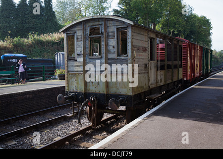 Verkohlt, Feuer beschädigte Wagen am neuen Somerset und Dorset Gleis, Midsomer Norton Station Stockfoto