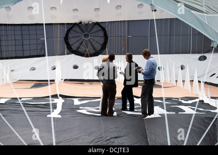 In einem Heißluftballon Umschlag während der Inflation am 35. Bristol International Balloon Fiesta. Bristol, England, Vereinigtes Königreich. Stockfoto