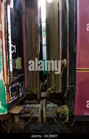 Die Puffer zwischen den beiden Wagen neue Somerset und Dorset Gleis, Midsomer Norton Station Stockfoto