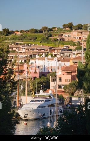 Motor-Yacht im Hafen von Porto Cervo, Sardinien, Italien Stockfoto