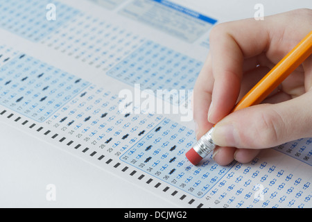 Optische Abtastung Antwortbogen für eine Schule Prüfung mit Student Antwort löschen Stockfoto