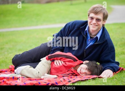 Vater mit Sohn im Park auf Decke liegend Stockfoto