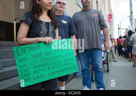 Detroit, Michigan/USA. Detroit Beschäftigten im öffentlichen Dienst, Mitglieder der American Federation of State, Grafschaft und städtische Mitarbeiter (AFSCME), führte einen Protest an das Bundesgericht gegen Kürzung der Renten aufgrund der Insolvenz von Detroits Notfall-Manager, Kevyn Orr. Bildnachweis: Jim West/Alamy Live-Nachrichten Stockfoto