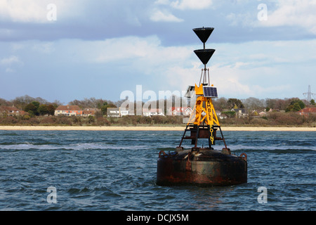 Hamble Süd Kardinal Punktsymbol schweben im solent Stockfoto