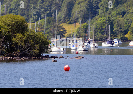 Segelboote vor Anker am Windermere im Lake District National Park auf einem ruhigen strahlenden Sommertages. Stockfoto