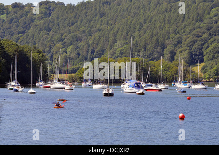 Segelboote vor Anker am Windermere im Lake District National Park auf einem ruhigen strahlenden Sommertages. Stockfoto