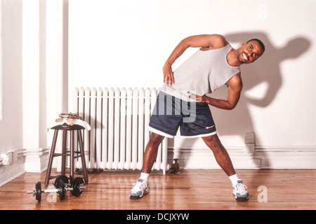 Schwarzer Rüde dehnen vor dem Training. Stockfoto