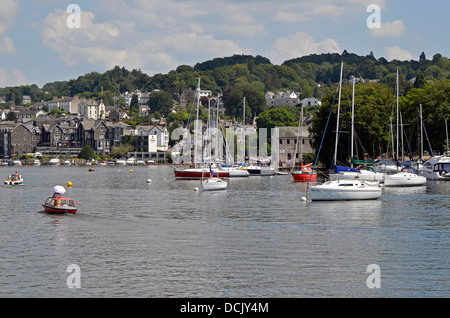 Segelboote vor Anker am Windermere im Lake District National Park auf einem ruhigen strahlenden Sommertages. Stockfoto