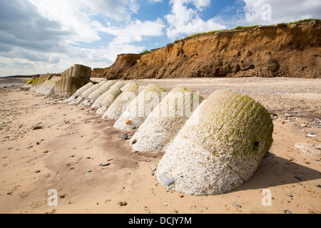 Zertrümmerte konkrete Küstenschutzes an Ulrome in der Nähe von Skipsea auf Yorkshires Ostküste, UK. Stockfoto