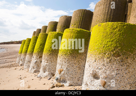 Zertrümmerte konkrete Küstenschutzes an Ulrome in der Nähe von Skipsea auf Yorkshires Ostküste, UK. Stockfoto