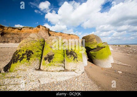 Zertrümmerte konkrete Küstenschutzes an Ulrome in der Nähe von Skipsea auf Yorkshires Ostküste, UK. Stockfoto