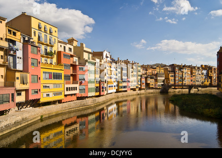 Color Häuser in Girona und Fluss Onyar, Katalonien, Spanien Stockfoto