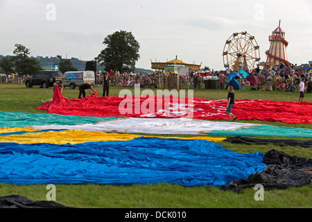 Ballons in Vorbereitung auf die Inflation bei den 35. Bristol International Balloon Fiesta angelegt. Bristol, England, Vereinigtes Königreich. Stockfoto
