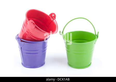 Drei Eimer in verschiedenen Farben, isoliert auf weißem Hintergrund. Stockfoto