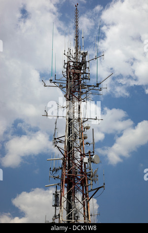 bestückt mit vielen Antennen, Antennenmast, hier in Neapel, Kampanien, Italien Stockfoto