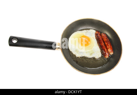 Ei und Würstchen braten in einer Pfanne isoliert gegen weiß Stockfoto