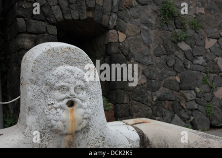 Trinkwasser Brunnen in den Ruinen von Herculaneum, Kampanien, Italien Stockfoto