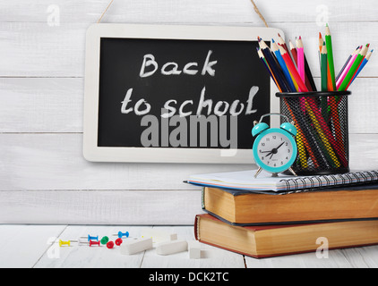 Zurück zum Schulkonzept auf hölzernen Hintergrund Stockfoto
