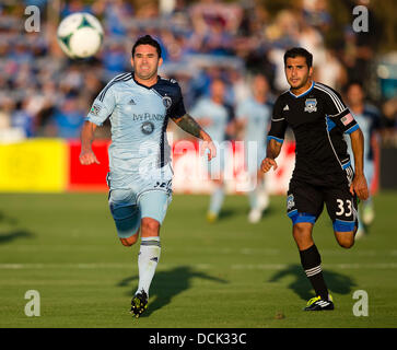 Santa Clara, CA. 18. August 2013. 18. August 2013: Sporting KC weiterleiten Claudio Bieler (16) Rennen um den Ball mit San Jose Earthquakes Mittelfeld Steven Beitashour (33) in der MLS Fußball-Spiel zwischen den San Jose Earthquakes und Sporting Kansas City im Buck Shaw Stadium in Santa Clara, Kalifornien. Die Erdbeben besiegte Kansas City 1-0. © Cal Sport Media/Alamy Live-Nachrichten Stockfoto