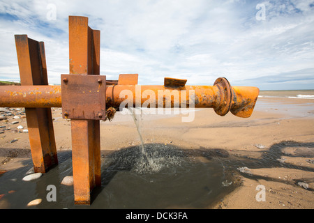 Rohabwasser Entleerung direkt auf den Strand von einem Abwasserrohr aus einem Caravan Park in Kilnsea, Stockfoto