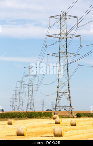 Weizen Stoppel in einem Feld auf Ostküste Yorkshire UK mit Hochspannungsleitungen aus einer Kohle abgefeuert Kraftwerk. Stockfoto