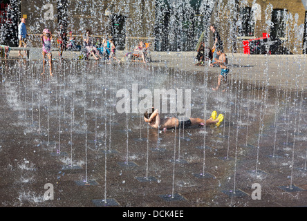 Hitzewelle 2013 - Universität der Künste - Central Saint Martins Campus - Kings Cross Central - London Stockfoto