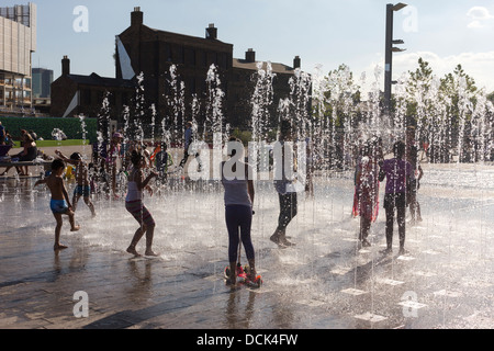 Hitzewelle 2013 - Universität der Künste - Central Saint Martins Campus - Kings Cross Central - London Stockfoto