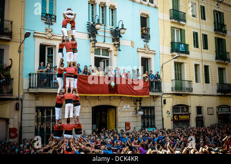 Barcelona, Spanien. 18. August 2013. 18. August 2013. Barcelona, Spanien: The Xicots de Vilafranca baut einen menschlichen Turm, 3 de 8' in der ersten Runde des Tages vor Gracias Rathaus Castellers © Matthi/Alamy Live-Nachrichten Stockfoto