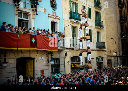 Barcelona, Spanien. 18. August 2013. 18. August 2013. Barcelona, Spanien: The Xiquets de Reus baut einen menschlichen Turm, 3 de 8' in der ersten Runde des Tages vor Gracias Rathaus Castellers © Matthi/Alamy Live-Nachrichten Stockfoto