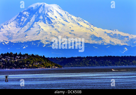 Mount Rainier Puget Sound North Seattle Schnee Berg Kanal Marker Washington State Pacific Northwest Stockfoto