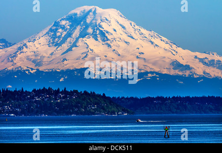 Mount Rainier Puget Sound North Seattle Schnee Berg Kanal Marker Washington State Pacific Northwest Stockfoto