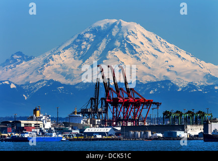 Seattle Port mit roten Kränen, Schiffen und Mount Rainier im Hintergrund Washington Stockfoto