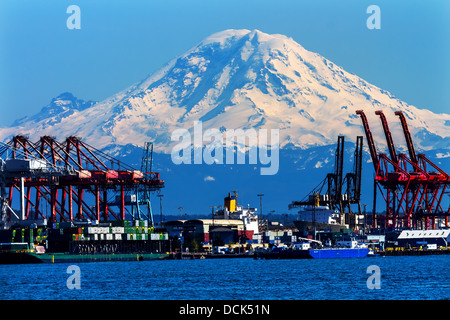 Seattle Port mit roten Kräne und Schiffe Lastkähne Pier und Dock Mount Rainier im Hintergrund Stockfoto