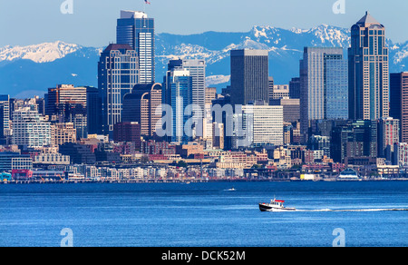 Seattle Skyline Motorboot Puget Sound Cascade Mountains Staat Washington Pacific Northwest Stockfoto